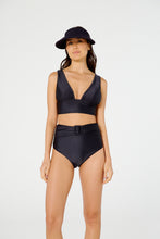 Cargar imagen en el visor de la galería, Model Front: Blueman Sostén Top Hot Essencial Preto