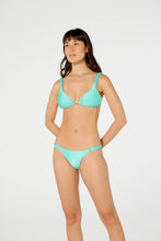 Cargar imagen en el visor de la galería, Model Front: Blueman Bragas Bottom Malibu Verde