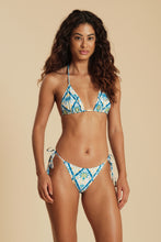Cargar imagen en el visor de la galería, Model Front: Blueman Sostén Top Azulejo Triangulo