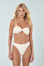 Cargar imagen en el visor de la galería, Model Front: Blueman Sostén Top Off-White-Lurex Latino