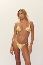 Cargar imagen en el visor de la galería, Model Front: Blueman Sostén Top Seiva-Doce-Amarela Inside-Double