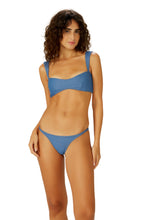 Cargar imagen en el visor de la galería, Model Front: Blueman Sostén Top Jeans Tour