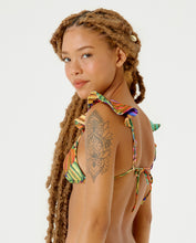 Cargar imagen en el visor de la galería, Model Back: Blueman Sostén Top Super Romance Banana Pop