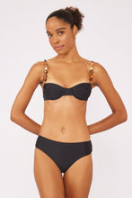 Cargar imagen en el visor de la galería, Model Front: Blueman Sostén Top Preto Chandon