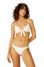 Cargar imagen en el visor de la galería, Model Front: Blueman Conjunto Set Branco Bardot Guaruja