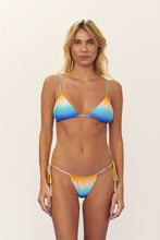 Cargar imagen en el visor de la galería, Model Front: Blueman Bragas Bottom Degrade-Summer Bel