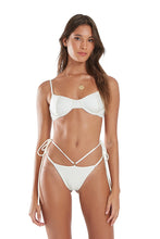 Cargar imagen en el visor de la galería, Model Front: Blueman Bragas Bottom Pepe Liso Off White