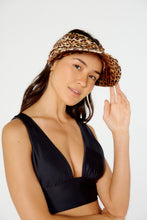 Cargar imagen en el visor de la galería, Model Front: Blueman Visera Viseira Fuji Pintada