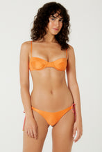 Cargar imagen en el visor de la galería, Model Front: Blueman Conjunto Chandon Fada Laranja