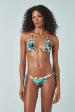 Cargar imagen en el visor de la galería, Model Front: Blueman Bragas Bottom Havai-Rio Inside-Double