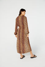 Cargar imagen en el visor de la galería, Model Back: Blueman Vestido De Playa Vestido Midi Manga Vivian Pintada