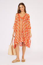 Cargar imagen en el visor de la galería, Model Front: Blueman Midi Dress Laranja Midi Dress Tricot