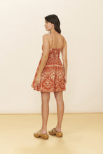 Cargar imagen en el visor de la galería, Model Back: Blueman Mini Dress Dress Resina Brisa-Suave
