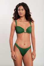 Cargar imagen en el visor de la galería, Model Front: Blueman Sostén Top Green Quenia