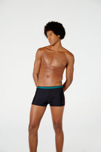 Cargar imagen en el visor de la galería, Model Front: Blueman Sunga / Boxer Sunga Berlim Malawi Preto