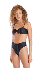 Cargar imagen en el visor de la galería, Model Front: Blueman Bragas Bottom Latino Color Preto