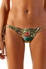 Cargar imagen en el visor de la galería, Model Front: Blueman Bragas Bottom Angel Iceberg Gaya