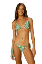 Cargar imagen en el visor de la galería, Model Front: Blueman Bragas Bottom Azulejaria Lacinho-Tahiti