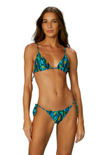 Cargar imagen en el visor de la galería, Model Front: Blueman Bragas Bottom Fauna Lacinho-Coracao