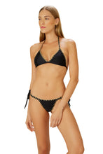 Cargar imagen en el visor de la galería, Model Front: Blueman Bragas Bottom Preto Artesanato