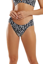 Cargar imagen en el visor de la galería, Gallery: Blueman Bragas Bottom Safari New Pacifico Pantera Negra