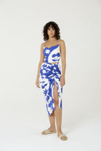 Cargar imagen en el visor de la galería, Model Front: Blueman Falda De Playa Bottom Set Cerise