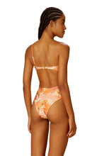 Cargar imagen en el visor de la galería, Model Back: Blueman Una Pieza Maio Emma Florest Salmao