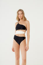 Cargar imagen en el visor de la galería, Model Front: Blueman Una Pieza Maio Missy Color Ver24 Preto