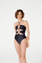 Cargar imagen en el visor de la galería, Model Front: Blueman Una Pieza Maio Paola Liso Preto