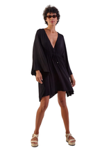 Cargar imagen en el visor de la galería, Model Front: Blueman Vestido De Playa New Equilibrio Liso Preto