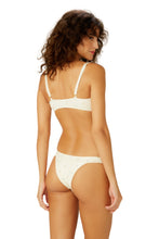 Cargar imagen en el visor de la galería, Image 05: Blueman Sostén Top Branco Bardot