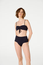 Cargar imagen en el visor de la galería, Model Front: Blueman Sostén Top Gaya Buzios Crispy Preto