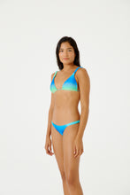 Cargar imagen en el visor de la galería, Model Front: Blueman Sostén Top Malibu Degrade Sky