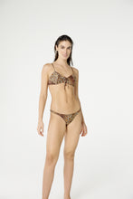 Cargar imagen en el visor de la galería, Model Front: Blueman Sostén Top Mini Beauty Pintada