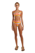 Cargar imagen en el visor de la galería, Model Front: Blueman Sostén Top Noruega Sunquine Mar Sunset