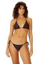 Cargar imagen en el visor de la galería, Model Front: Blueman Sostén Top Preto Coracao-Especial