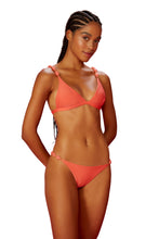 Cargar imagen en el visor de la galería, Model Front: Blueman Sostén Top Salmao Drops