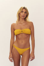 Cargar imagen en el visor de la galería, Model Front: Blueman Sostén Top Seiva-Doce-Amarela Jade