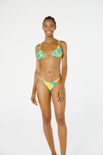 Cargar imagen en el visor de la galería, Model Front: Blueman Sostén Top Ubatuba Orquidario