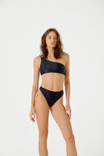 Cargar imagen en el visor de la galería, Model Front: Blueman Sostén Top Ubatuba Preto