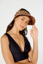 Cargar imagen en el visor de la galería, Model Front: Blueman Visera Viseira Fuji Pintada