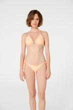 Cargar imagen en el visor de la galería, Model Front: Blueman Bragas Bottom Tahiti Liso Neon Laranja
