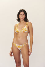 Cargar imagen en el visor de la galería, Model Front: Blueman Bragas Bottom Seiva-Doce-Amarela Ubatuba
