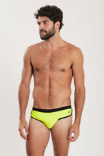 Cargar imagen en el visor de la galería, Model Front: Blueman Sunga / Boxer Sunga Miami Liso Verde
