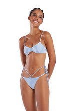 Cargar imagen en el visor de la galería, Model Front: Blueman Sostén Top Pepe Liso Azul
