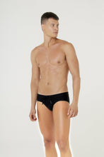 Cargar imagen en el visor de la galería, Model Front: Blueman Sunga / Boxer Sunga Spot Lisa Preto

