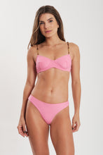 Cargar imagen en el visor de la galería, Model Front: Blueman Bragas Bottom Rosa Arriba
