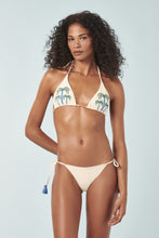 Cargar imagen en el visor de la galería, Model Front: Blueman Sostén Top Off-White Cortininha-Bordado
