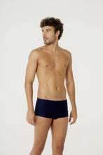 Cargar imagen en el visor de la galería, Model Front: Blueman Sunga / Boxer Sunga Berlim Liso Preto V24
