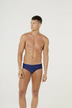 Cargar imagen en el visor de la galería, Model Front: Blueman Sunga / Boxer Sunga Ricky Azul-Marinho
